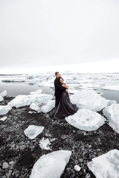 Krásný Šťastný Pár Pózující Zasněžené Zmrazené Černé Písečné Pláži Islandu — Stock fotografie