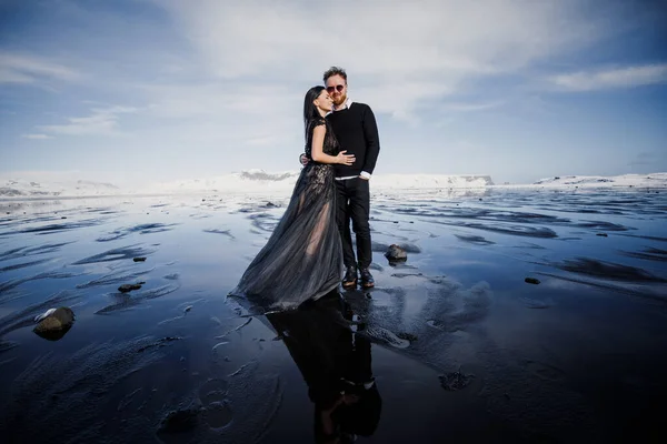 Nádherný Mladý Pár Pózuje Mražené Černé Písečné Pláži Islandu — Stock fotografie