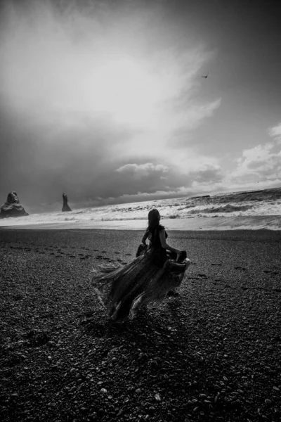 Feliz Joven Vestido Largo Negro Corriendo Sobre Arena Negra Playa — Foto de Stock