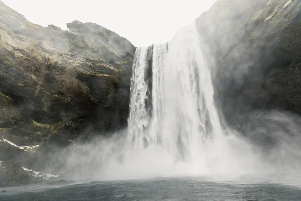 Hermosa Grande Cascada Islandia Montañas Fondo —  Fotos de Stock
