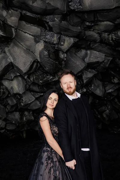 Attractive Happy Couple Posing Black Cave Black Sand Iceland Beach — Stok fotoğraf