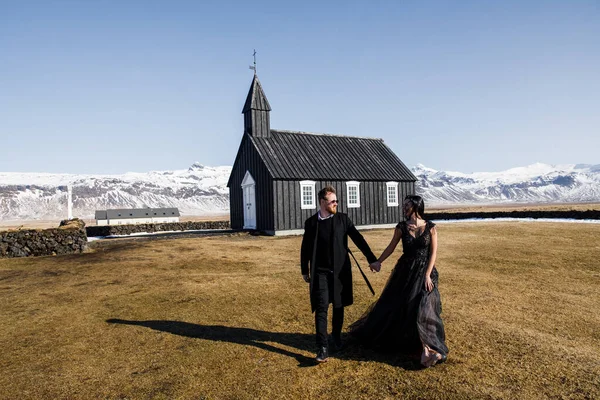 Όμορφο Ρομαντικό Ζευγάρι Ποζάρουν Μαύρο Εκκλησία Και Την Ισλανδία Κοιλάδα — Φωτογραφία Αρχείου