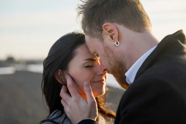 Macio Comovente Retrato Casal Apaixonado Por Sol Areia Preta Islândia — Fotografia de Stock