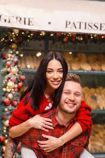 Jovem Casal Bonito Uma Menina Morena Uma Camisola Vermelha Calças — Fotografia de Stock