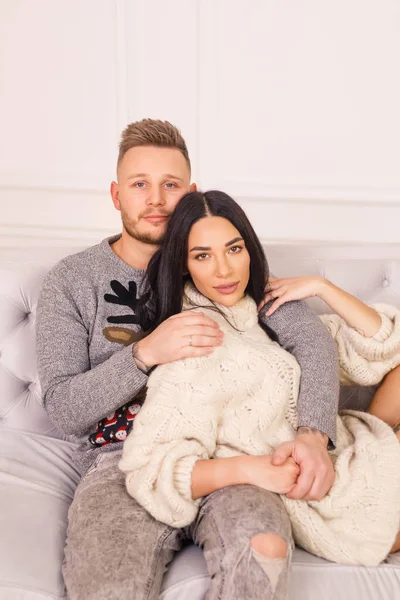 Jovem Casal Bonito Menina Morena Uma Camisola Branca Homem Loiro — Fotografia de Stock