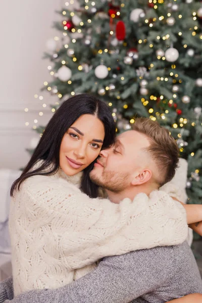 Jovem Casal Bonito Menina Morena Uma Camisola Branca Homem Loiro — Fotografia de Stock