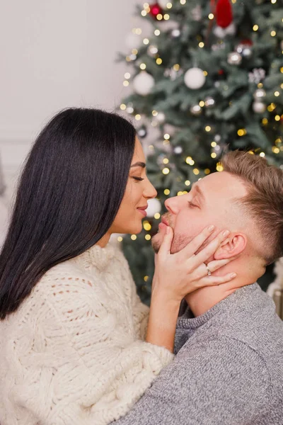 Jovem Casal Bonito Menina Morena Uma Camisola Branca Homem Loiro — Fotografia de Stock