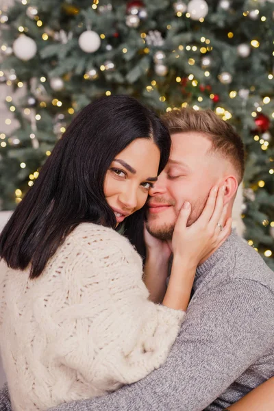 Jovem Casal Bonito Menina Morena Uma Camisola Branca Homem Loiro — Fotografia de Stock