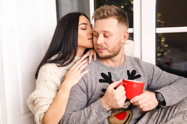 Jovem Lindo Casal Morena Menina Uma Camisola Branca Homem Loiro — Fotografia de Stock