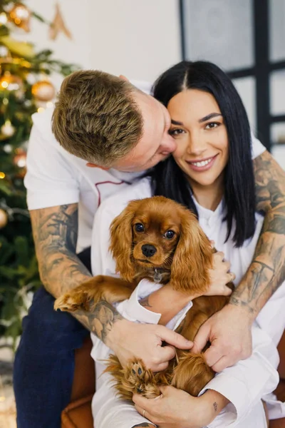 Jeune Beau Couple Vêtements Blancs Amuser Avec Petit Chien Dans — Photo