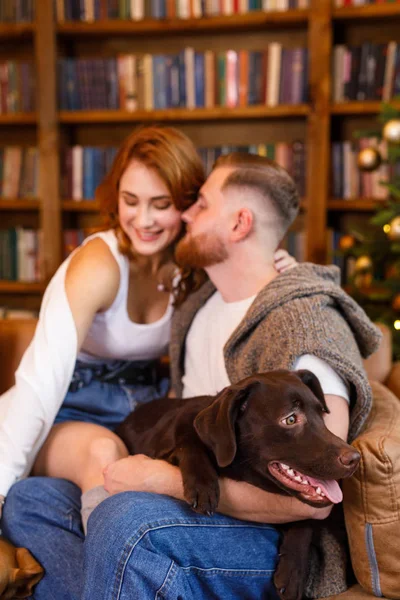 Jovem Casal Bonito Sentado Cama Com Dois Cães Fundo Biblioteca — Fotografia de Stock