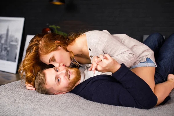 Jovem Casal Bonito Divertindo Uma Cama Apartamento Escuro Uma Menina — Fotografia de Stock