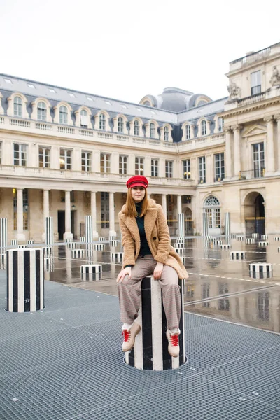 Young Beautiful Girl Brown Coat Red Hat Stands Square Paris — Stock Photo, Image