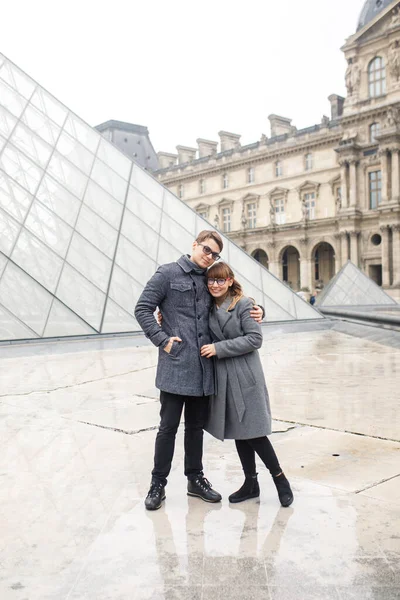 Hermosa Pareja Joven Vestida Con Estilo Una Chica Con Abrigo —  Fotos de Stock