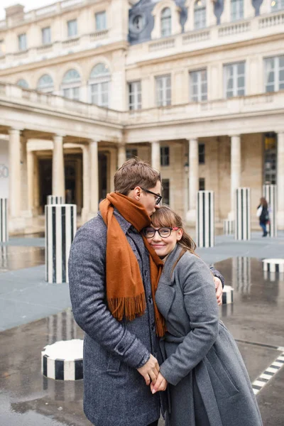 Giovane Bella Coppia Vestita Con Stile Una Ragazza Cappotto Grigio — Foto Stock