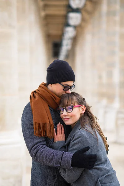 Junge Schöne Paar Stilvoll Gekleidet Ein Mädchen Einem Grauen Mantel — Stockfoto