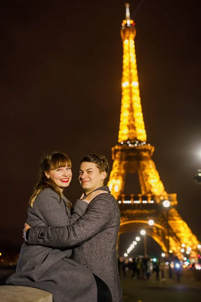 아름다운 남녀가 맵시있는 옷차림을 외투를 코트를 남자가 근처에서 파리에서 — 스톡 사진