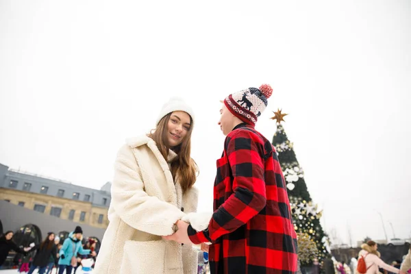 도시에 얼음장을 크리스마스 장식을 소녀들 — 스톡 사진