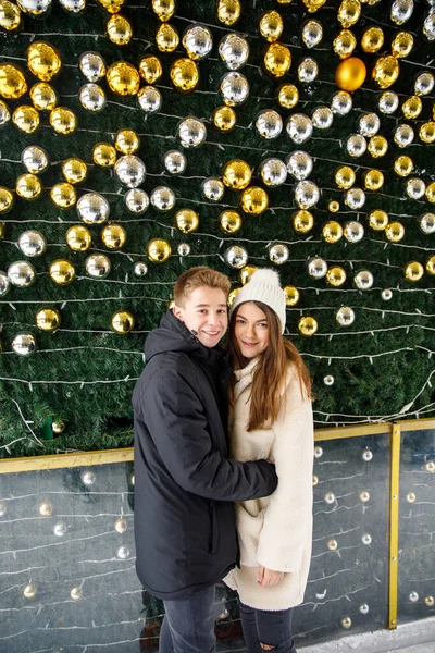 Ritratti Coppia Sorridente Felice Posa Albero Natale Decorato Sfondo Pista — Foto Stock