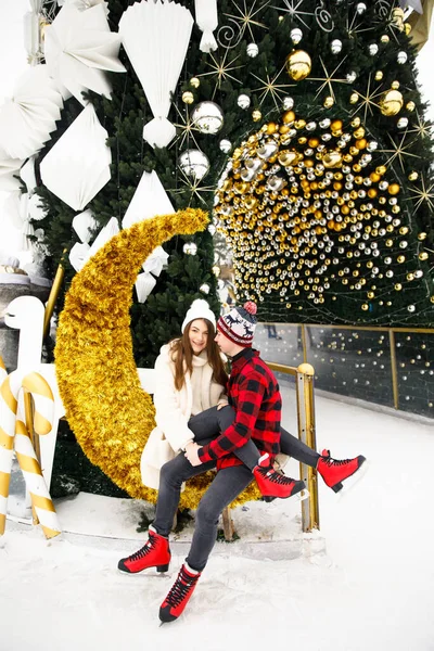 Lächelnd Und Junges Liebespaar Posiert Auf Eisbahn Und Geschmücktem Weihnachtsbaum — Stockfoto