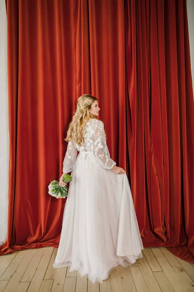 Pengantin Muda Pirang Yang Cantik Dengan Gaun Putih Yang Indah — Stok Foto