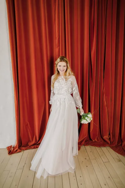 Pengantin Muda Pirang Yang Cantik Dengan Gaun Putih Yang Indah — Stok Foto