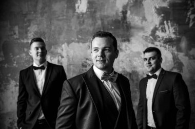 Damat ve iki arkadaşı dairede eğleniyorlar.