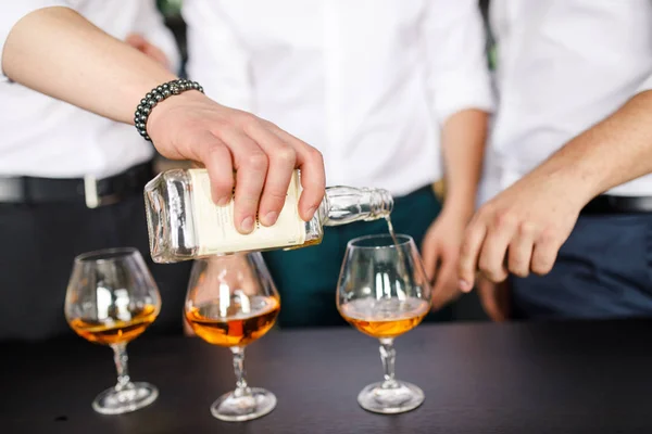 Tři Muži Bílé Košili Pijí Whisky Brýlích Podkrovním Bytě — Stock fotografie