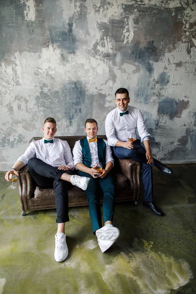 Tres Hombres Una Camisa Blanca Beben Whisky Vasos Apartamento Loft — Foto de Stock