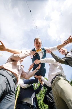 Damat bir düğünde arkadaşlarının yanına taşınır.
