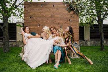 Gelin nedimelerle eğleniyor.