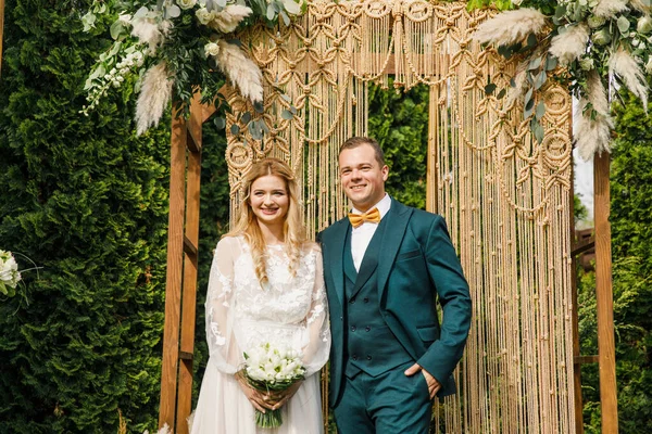 Vacker Boho Stil Bröllop Ceremoni Bruden Vacker Klänning Och Brudgummen — Stockfoto