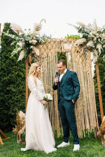 Vacker Boho Stil Bröllop Ceremoni Bruden Vacker Klänning Och Brudgummen — Stockfoto