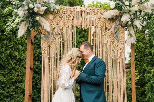 Hermosa Ceremonia Boda Estilo Boho Novia Hermoso Vestido Novio Traje — Foto de Stock