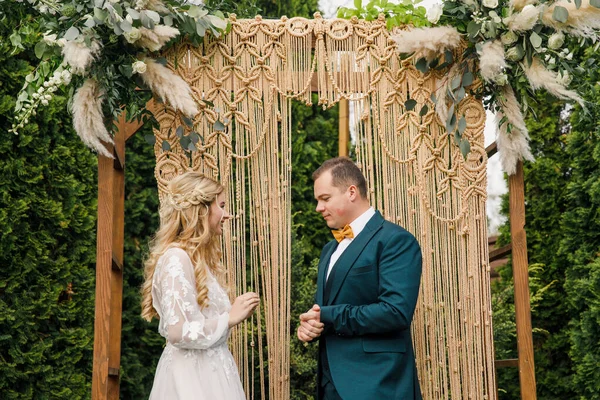 Schöne Boho Stil Hochzeitszeremonie Die Braut Einem Wunderschönen Kleid Und — Stockfoto