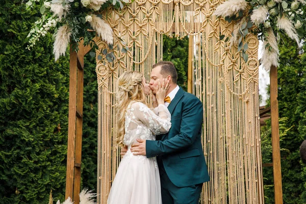 Hermosa Ceremonia Boda Estilo Boho Novia Hermoso Vestido Novio Traje — Foto de Stock