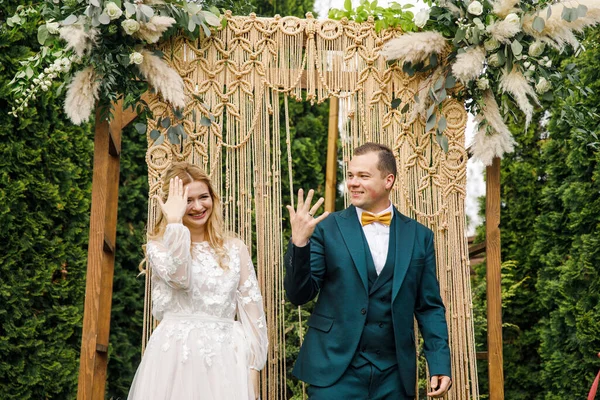 Krásný Svatební Obřad Stylu Boho Nevěsta Krásných Šatech Ženich Klasickém — Stock fotografie