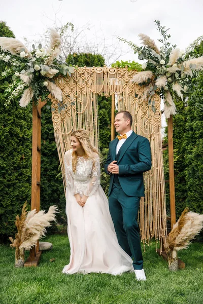 美しい坊式結婚式 美しいドレスの花嫁と古典的なスーツの新郎 — ストック写真