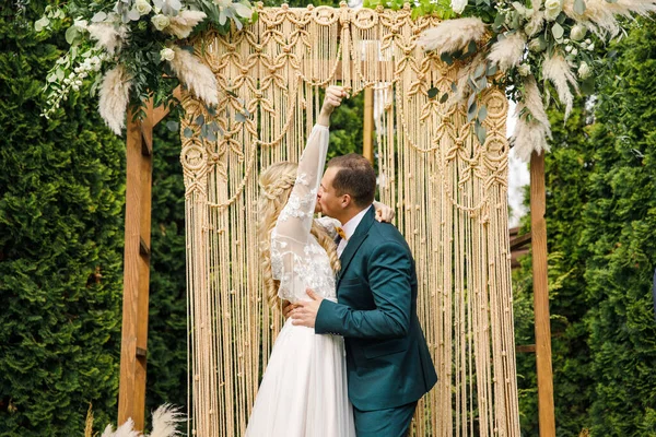 Hermosa Ceremonia Boda Estilo Boho Novia Hermoso Vestido Novio Traje — Foto de Stock