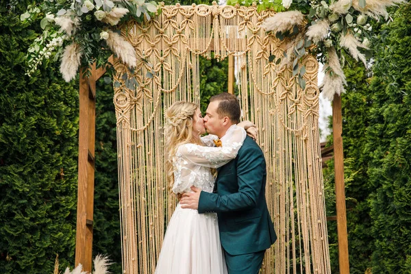 Hermosa Ceremonia Boda Estilo Boho Novia Hermoso Vestido Novio Traje — Foto de Stock