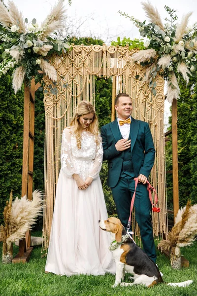 Vacker Boho Stil Bröllop Ceremoni Bruden Vacker Klänning Och Brudgummen — Stockfoto