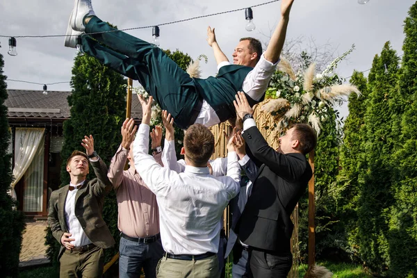 Novio Muda Con Sus Amigos Una Boda — Foto de Stock