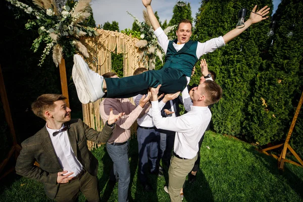 Novio Muda Con Sus Amigos Una Boda — Foto de Stock