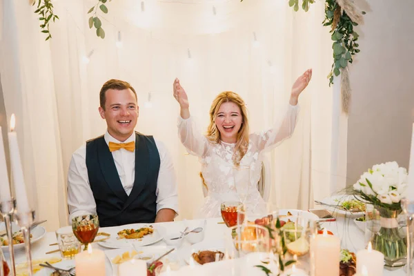 Bröllop Par Brud Och Brudgum Sitta Vid Ett Bord Restaurang — Stockfoto