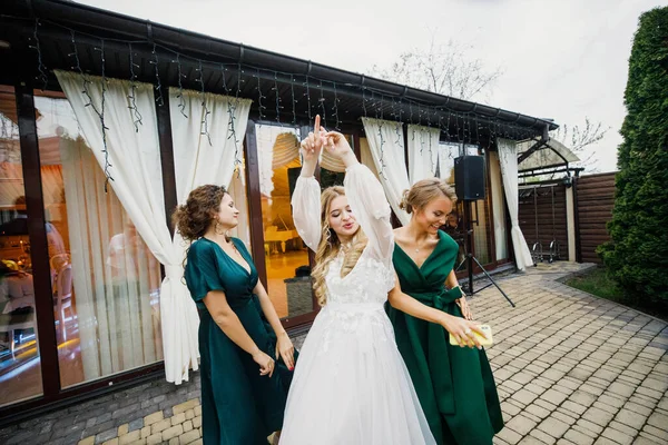 Novia Divirtiéndose Con Damas Honor — Foto de Stock