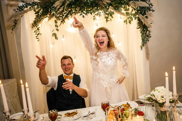 Boda Pareja Novia Novio Sentarse Una Mesa Restaurante — Foto de Stock