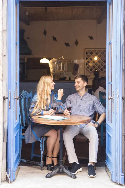 Par Blåt Tøj Der Spiser Middag Restaurant Nær Blå Døre - Stock-foto
