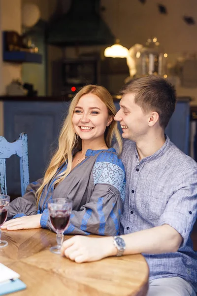 Par Blå Kläder Har Middag Restaurang Nära Blå Dörrarna Med — Stockfoto