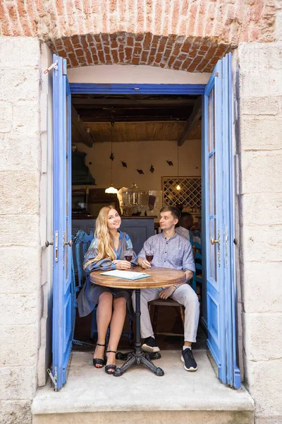 Пара Блакитному Одязі Вечеряє Ресторані Біля Синіх Дверей Видом Місто — стокове фото
