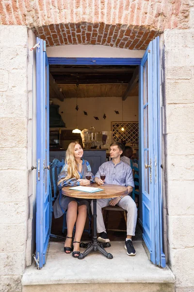 Casal Roupas Azuis Jantando Restaurante Perto Das Portas Azuis Com — Fotografia de Stock